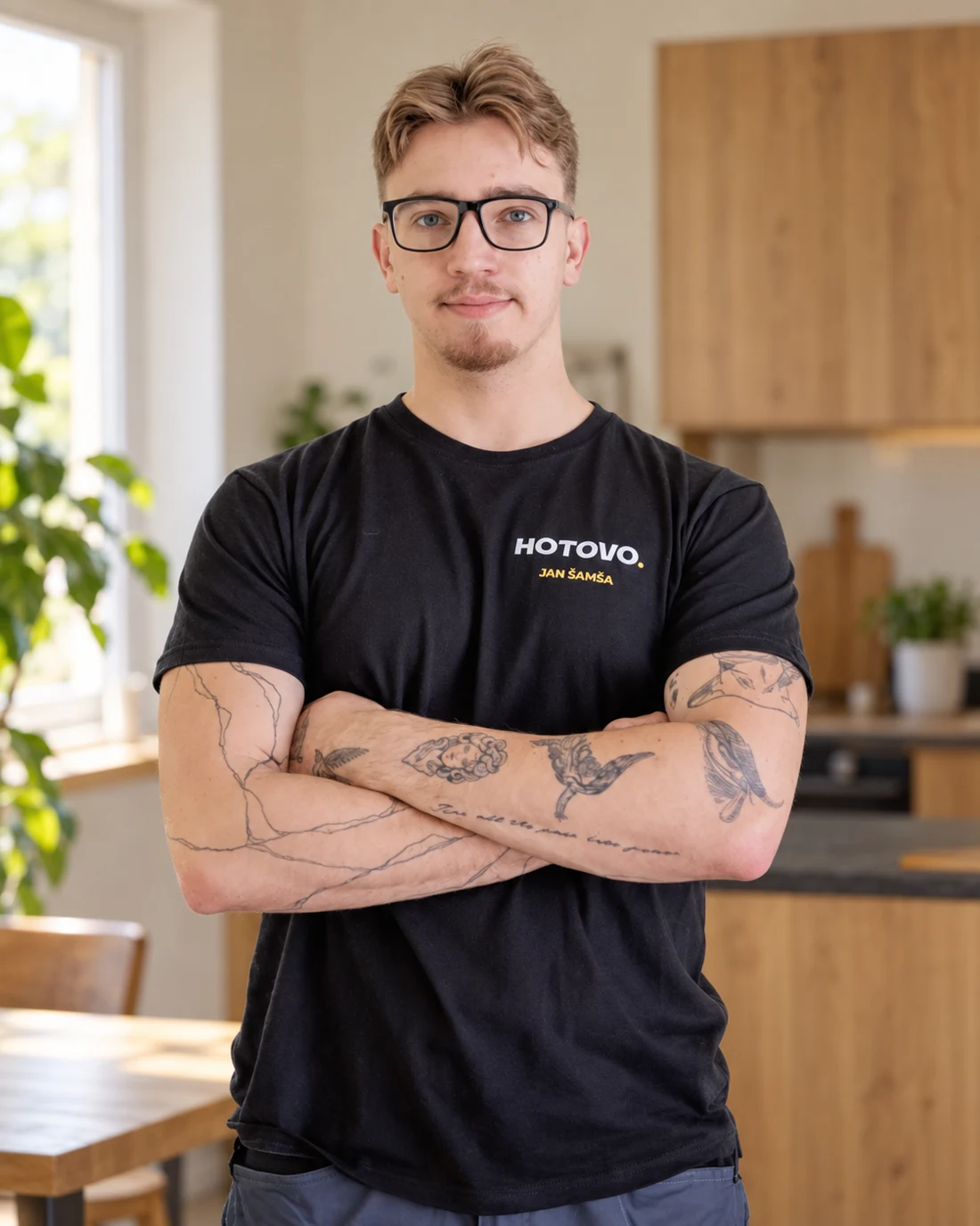 Jan Šamša v pracovním tričku — AI upravený portrét